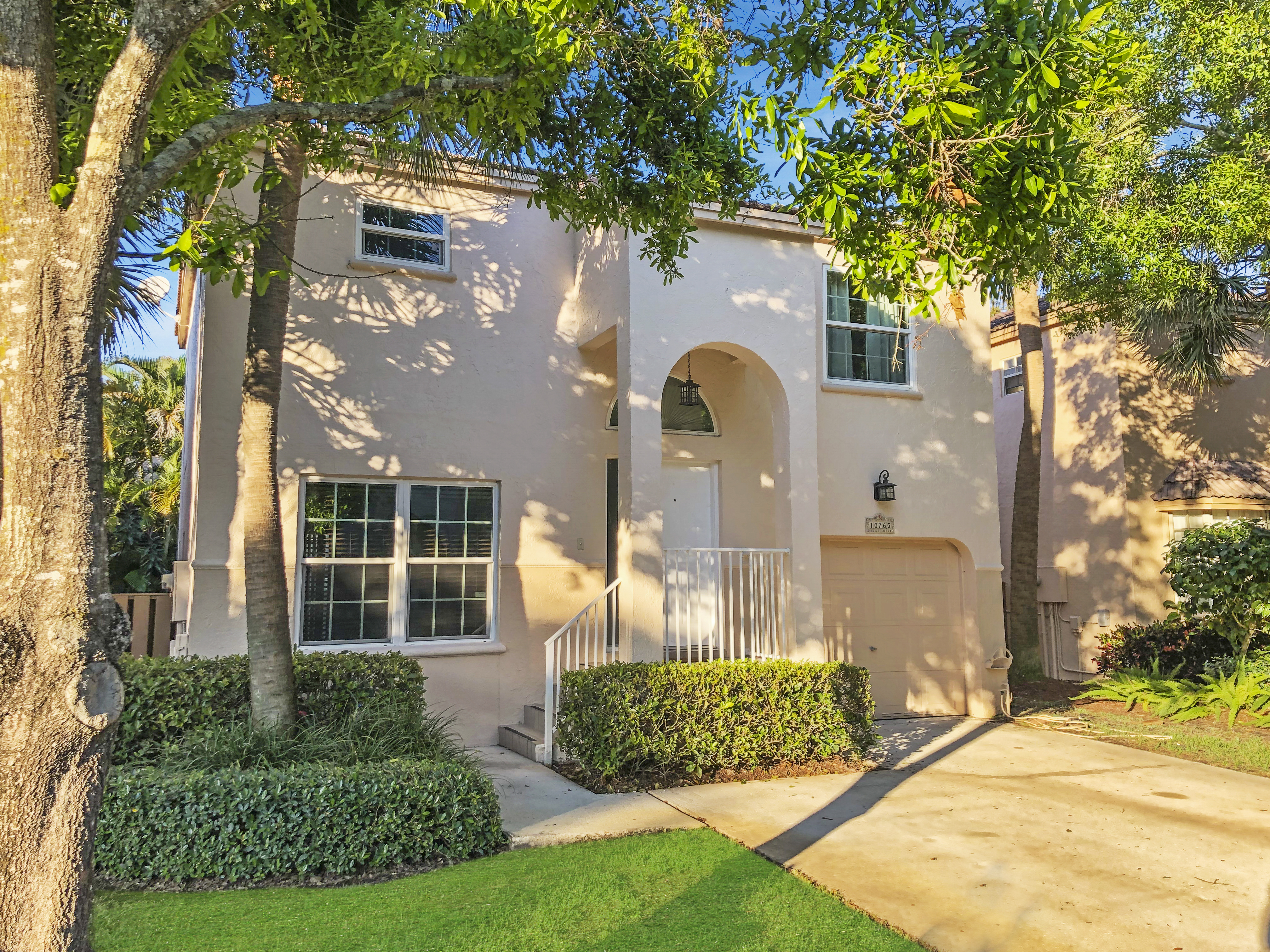 10765 NW 12th Drive in Plantation – Single Family Home in Fountain Springs For Sale